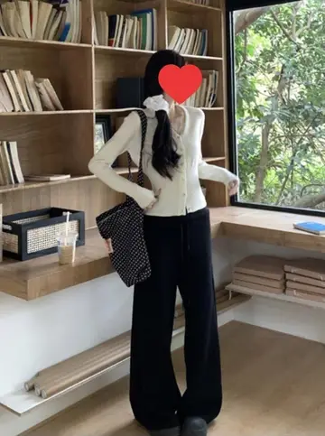 아이보리 오버핏 가디건과 블랙 와이드팬츠 전신 코디 사진