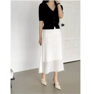 블랙·화이트 톤 스커트와 블라우스 전신 코디 사진