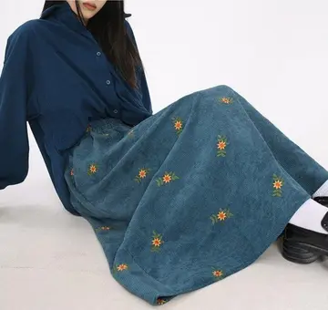 차콜·블랙 톤 스커트와 셔츠 전신 코디 사진