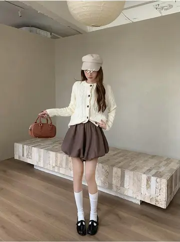 브라운 오버핏 반바지와 가디건 전신 코디 사진