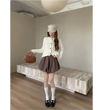 아이보리·차콜 톤 반바지와 가디건 전신 코디 사진