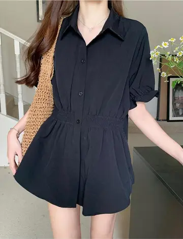 블랙 오버핏 셔츠와 블랙 반바지 전신 코디 사진