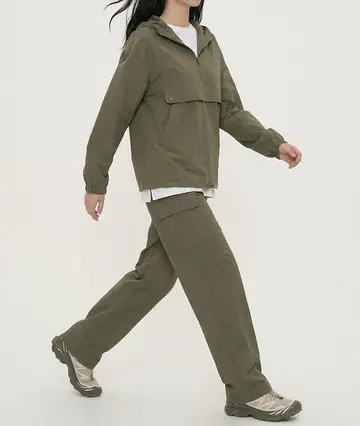오버핏 청바지와 카키 바람막이 전신 코디 사진