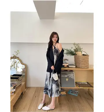 그레이 오버핏 원피스와 블레이저 전신 코디 사진