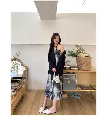 블랙·아이보리 톤 원피스와 블레이저 전신 코디 사진