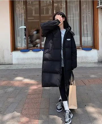 블랙 오버핏 패딩과 블랙 조거팬츠 전신 코디 사진
