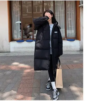 블랙 오버핏 패딩과 블랙 조거팬츠 전신 코디 사진