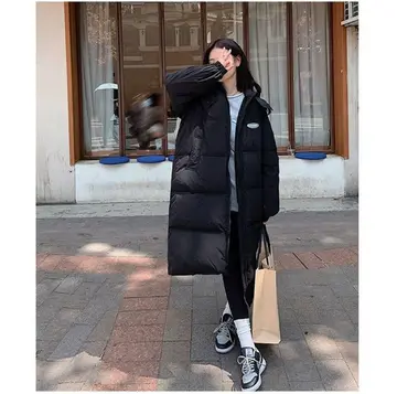 블랙·스카이블루 톤 패딩과 조거팬츠 전신 코디 사진