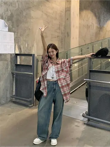 화이트·그레이 톤 오버핏 블라우스와 청바지 전신 코디 사진