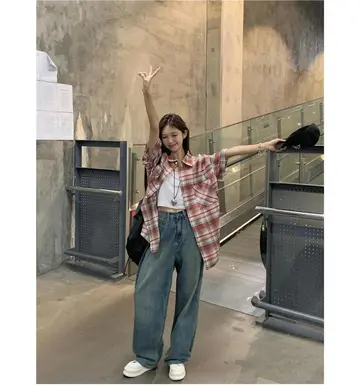 화이트·그레이 톤 블라우스와 청바지 전신 코디 사진