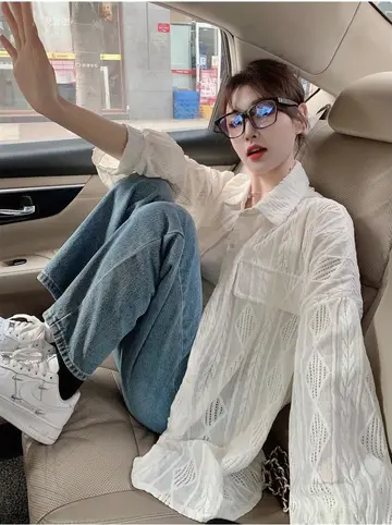 그레이·차콜 톤 오버핏 가디건과 청바지 전신 코디 사진