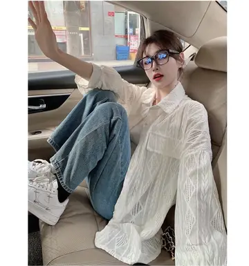 그레이·차콜 톤 가디건과 청바지 전신 코디 사진