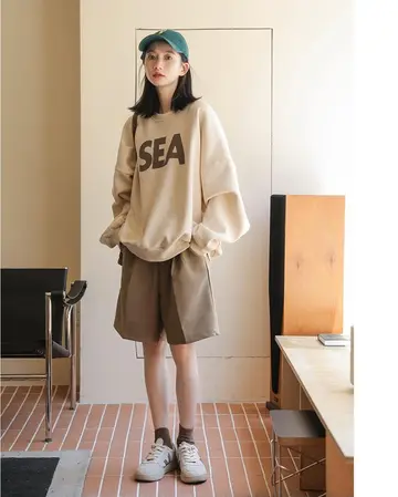카멜·브라운 톤 오버핏 긴팔티와 반바지 전신 코디 사진