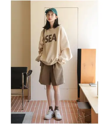 카멜·브라운 톤 긴팔티와 반바지 전신 코디 사진