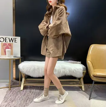 오버핏 코듀로이 블라우스와 브라운 재킷 전신 코디 사진