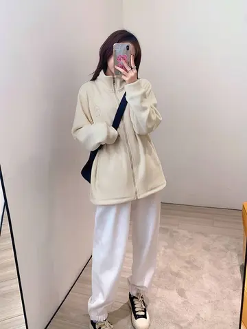 아이보리·그레이 톤 플리스와 조거팬츠 전신 코디 사진