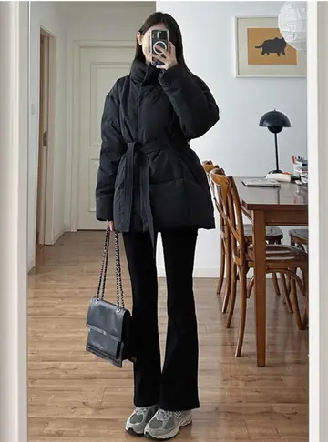 블랙 오버핏 웰론 패딩과 블랙 와이드팬츠 전신 코디 사진