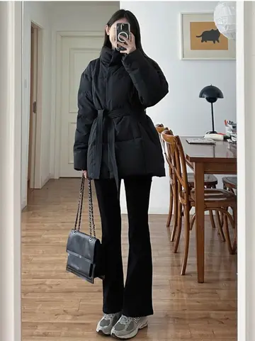 블랙·차콜 톤 웰론 패딩과 와이드팬츠 전신 코디 사진