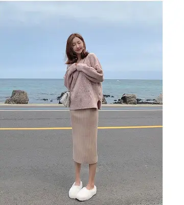 베이지 롱스커트와 니트 전신 코디 사진