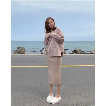그레이·차콜 톤 롱스커트와 니트 전신 코디 사진