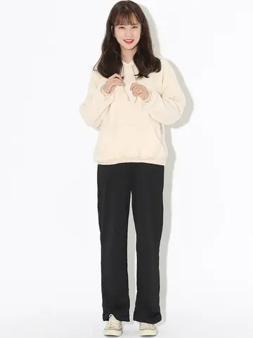 아이보리·차콜 톤 조거팬츠 전신 코디 사진