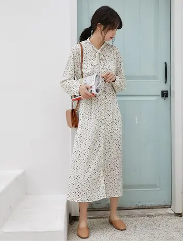 그레이·브라운 톤 플라워 원피스 전신 코디 사진