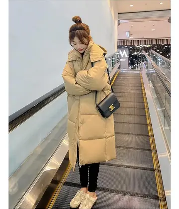 카멜·차콜 톤 패딩과 후드티 전신 코디 사진