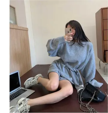 그레이 오버핏 반바지와 그레이 니트 전신 코디 사진