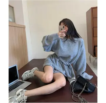 그레이·차콜 톤 반바지와 니트 전신 코디 사진