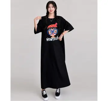 차콜·블랙 톤 미디원피스 전신 코디 사진