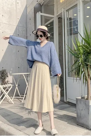 베이지 꽈배기 롱스커트와 블루 니트 전신 코디 사진