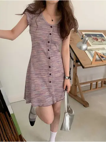 브라운·블랙 톤 스트라이프 원피스 전신 코디 사진