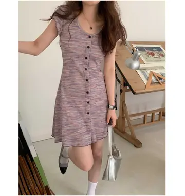 브라운·블랙 톤 스트라이프 원피스 전신 코디 사진