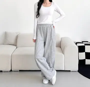 아이보리·그레이 톤 하이웨스트 와이드팬츠와 긴팔티 전신 코디 사진