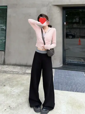 핑크 꽈배기 가디건과 블랙 와이드팬츠 전신 코디 사진