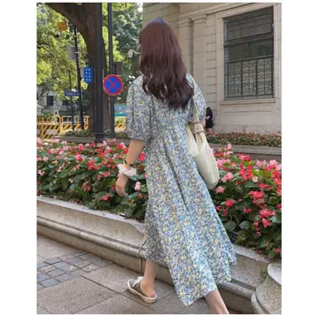 아이보리·차콜 톤 플라워 원피스 전신 코디 사진