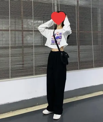 오버핏 크롭티와 화이트 바람막이 전신 코디 사진