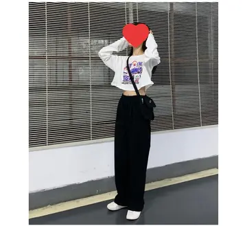 아이보리·차콜 톤 크롭티와 바람막이 전신 코디 사진