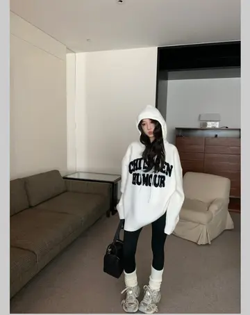 화이트·블랙 톤 후드티와 레깅스 전신 코디 사진
