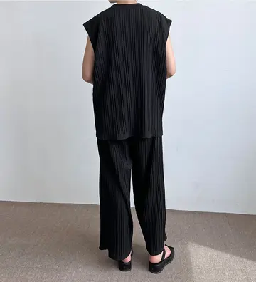 블랙 오버핏 민소매와 블랙 와이드팬츠 전신 코디 사진