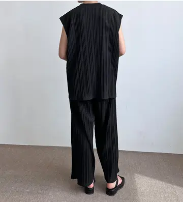 블랙·그레이 톤 민소매와 와이드팬츠 전신 코디 사진