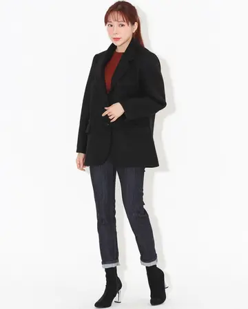 블랙·차콜 톤 울 재킷과 니트 전신 코디 사진