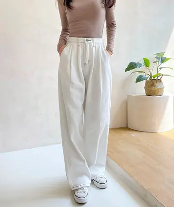 화이트 와이드팬츠와 긴팔티 전신 코디 사진