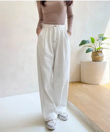 브라운·그레이 톤 와이드팬츠와 긴팔티 전신 코디 사진