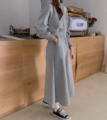 오버핏 원피스와 그레이 집업 전신 코디 사진