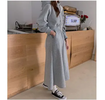 차콜·카멜 톤 원피스와 집업 전신 코디 사진