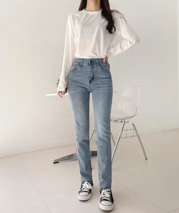 청바지와 화이트 긴팔티 전신 코디 사진