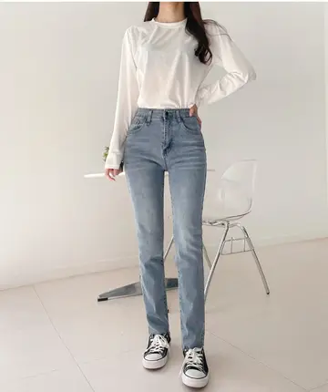 그레이·차콜 톤 청바지와 긴팔티 전신 코디 사진