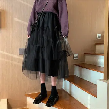블랙 오버핏 린넨 스커트와 퍼플 니트 전신 코디 사진