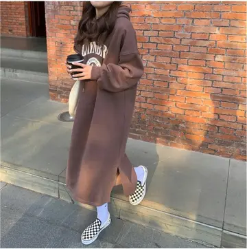 오버핏 기모 원피스와 브라운 집업 전신 코디 사진